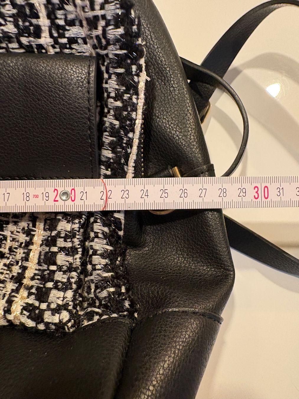 Rucksäcke: Rucksack Damen Tweed Lederoptik Schwarz mit Gold Details – Gebraucht aus Basel von Tierschutz-Flohmi 4