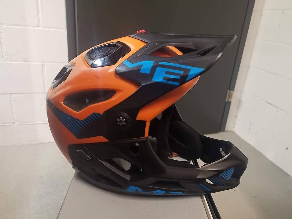Caschi: MET Parachute helmet Limited Edition – Usato da Adliswil venduto da chr_828c 1