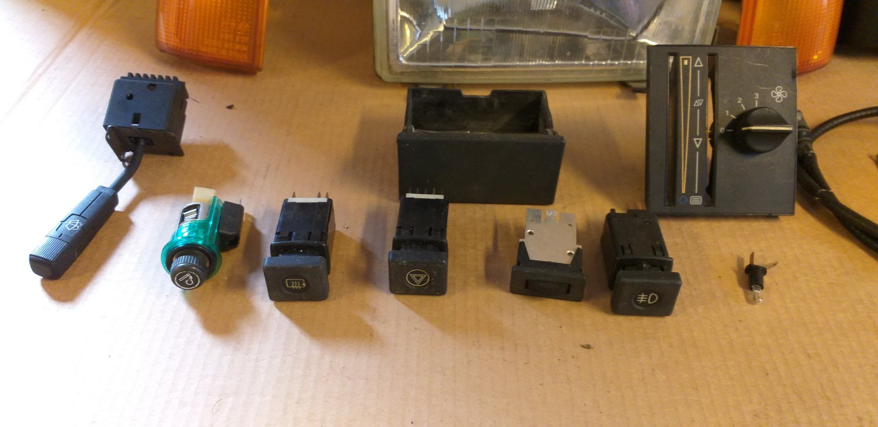 Renault Tutti pezzi di ricambio auto: RENAULT  R9  OLDTIMER  DIVERSES PIECES  /  DIVERSE TEILE – Usato da cortébert venduto da rlv 2