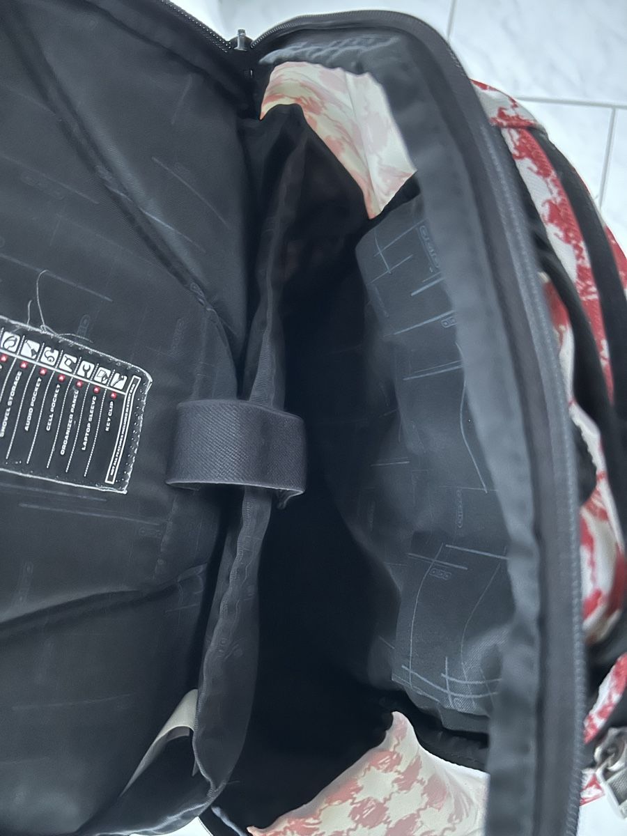 Ogio Zaini: Ogio Backpack Red & White Patterned Snowboard/Ski Bag – Usato da Saland venduto da ele_vc96 6