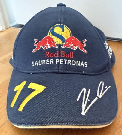 Kappe Red Bull Sauber Petronas mit Unterschrift Kimi Raikkon