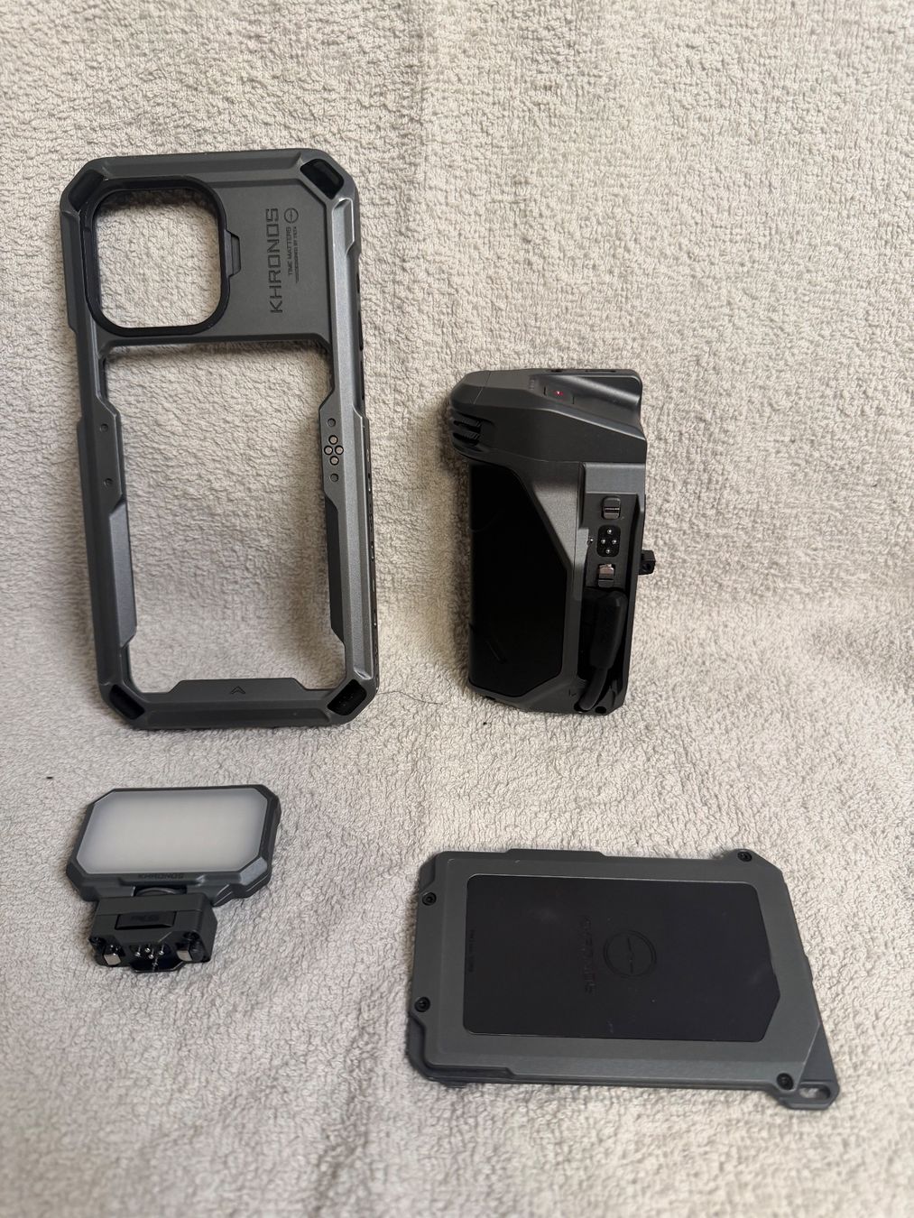 Coques & Protection écran: Tilta Khronos Set iPhone 15 Pro Max Space Gray, sehr gut – D'occasion à Biberist par MDelfini13