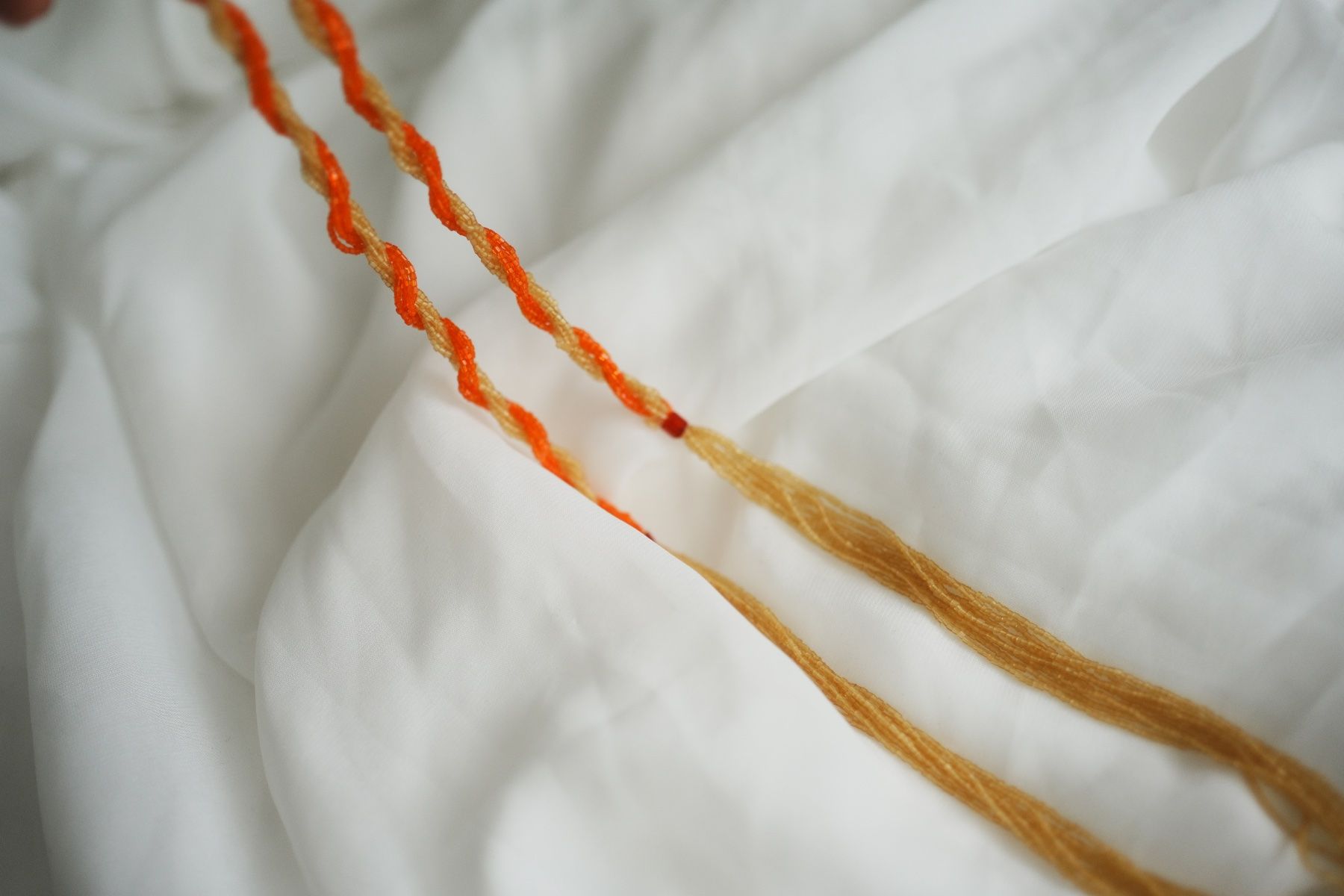 Catenine: Lange Perlenkette, Rocailles, orange-gold, Fransen, Boho-Eth – Usato da Volketswil venduto da HeredisAntiques