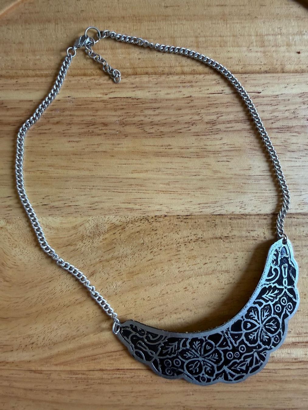 Ketten: Statement Halskette Silber-Schwarz mit floralem Muster – Gebraucht aus Neerach von Meli_sara