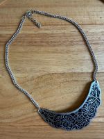 Statement Halskette Silber-Schwarz mit floralem Muster