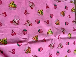 pinker Baumwollstoff mit Cupcakes, Kirschen + Erdbeere, 1.6m