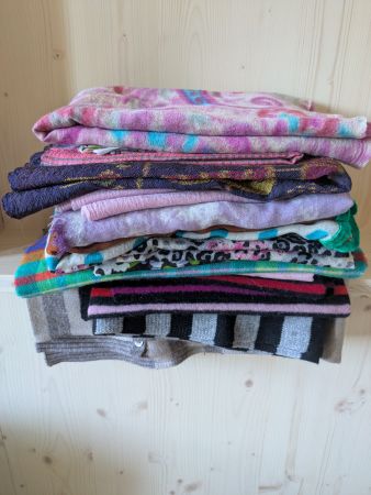 Lot de foulards en soie, cachemire et coton.