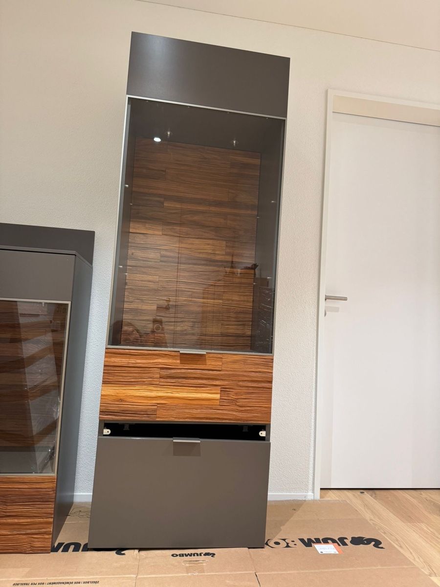 Vitrinen: Gwinner Loreto Vitrine mit Holzdetails – Gebraucht aus Merenschwand von GT--R