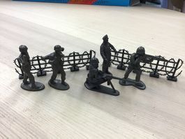 Vintage 1:35 Plastik Soldaten Set mit Stacheldrahtzaun,