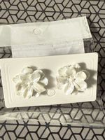 Schneeweisse Blumenohrstecker, schöner Schmuck, NEU 