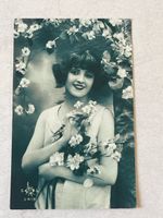 Alte Postkarte, hübsche Frau mit Blumen, Vintage-Look!