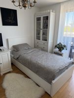Weisses MALM-Bett mit zwei Schubladen 
