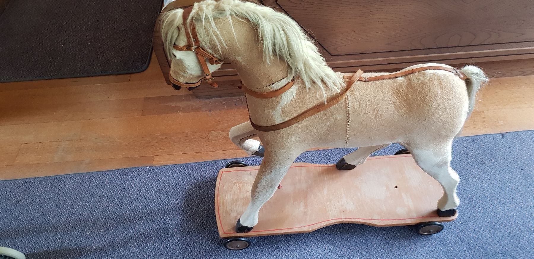 Giocattoli: PFERDCHEN AUF HOLZGESTELL.MIT RÄDERN – Usato da GLARUS venduto da Glarus4 1