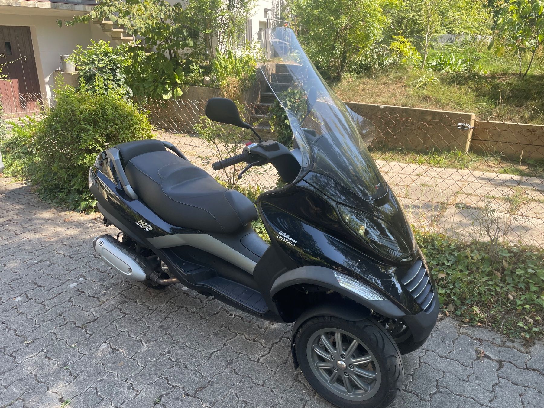 Piaggio Scooters: 3-Rad-Roller MP3 – Gebraucht aus Basel von Autoverka0
