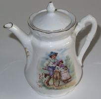 kleiner Milchkrug mit Deckel, Porzellan bemalt mit Goldrand