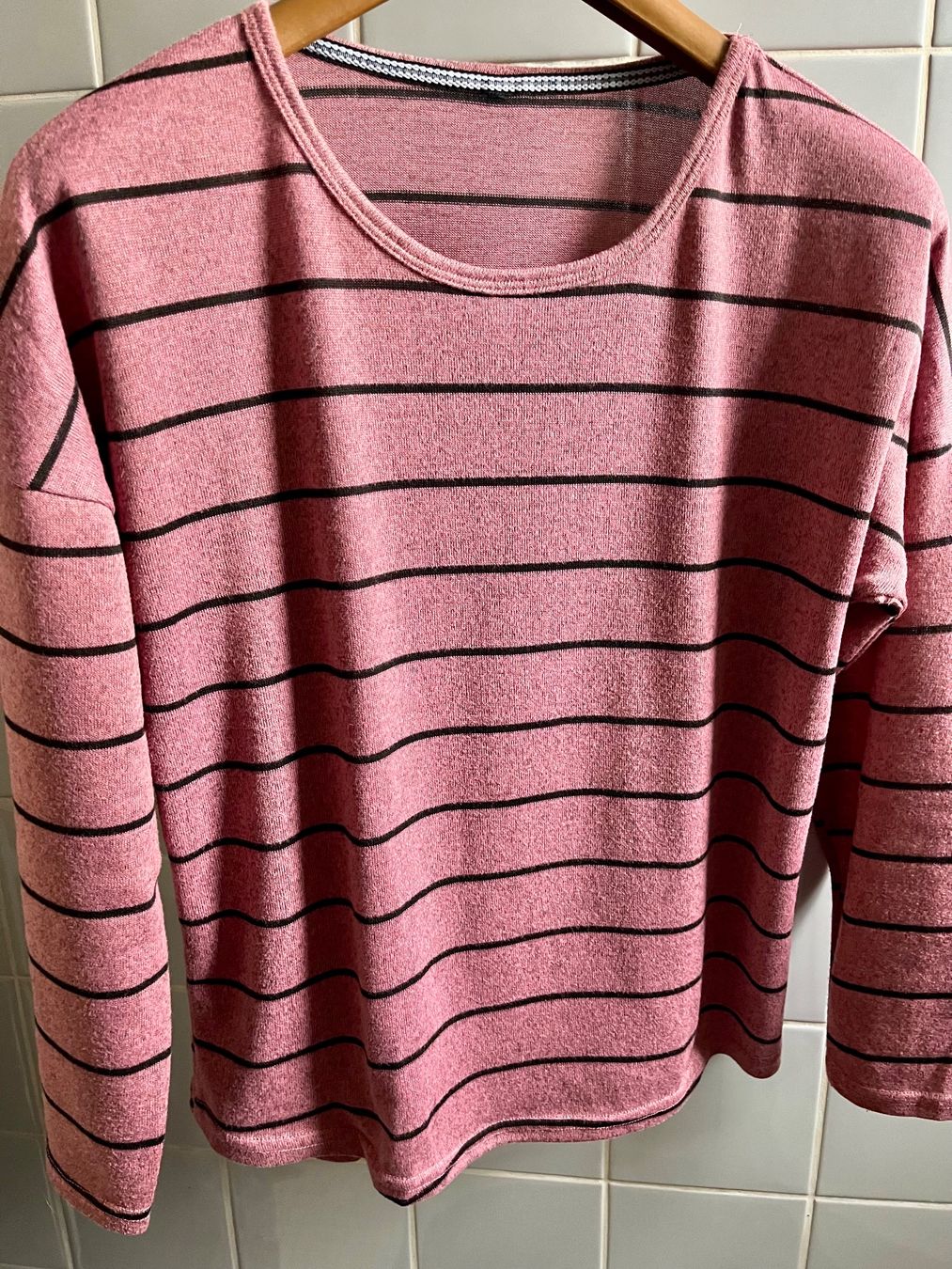 Lotti di vestiti: Set: 4 verschiedene Shirt/Pullover, gemustert, Grösse: M-L – Usato da Adliswil venduto da eri.40 3