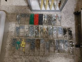 Rangement outils avec vis, rondelles, chevilles, clous, etc.