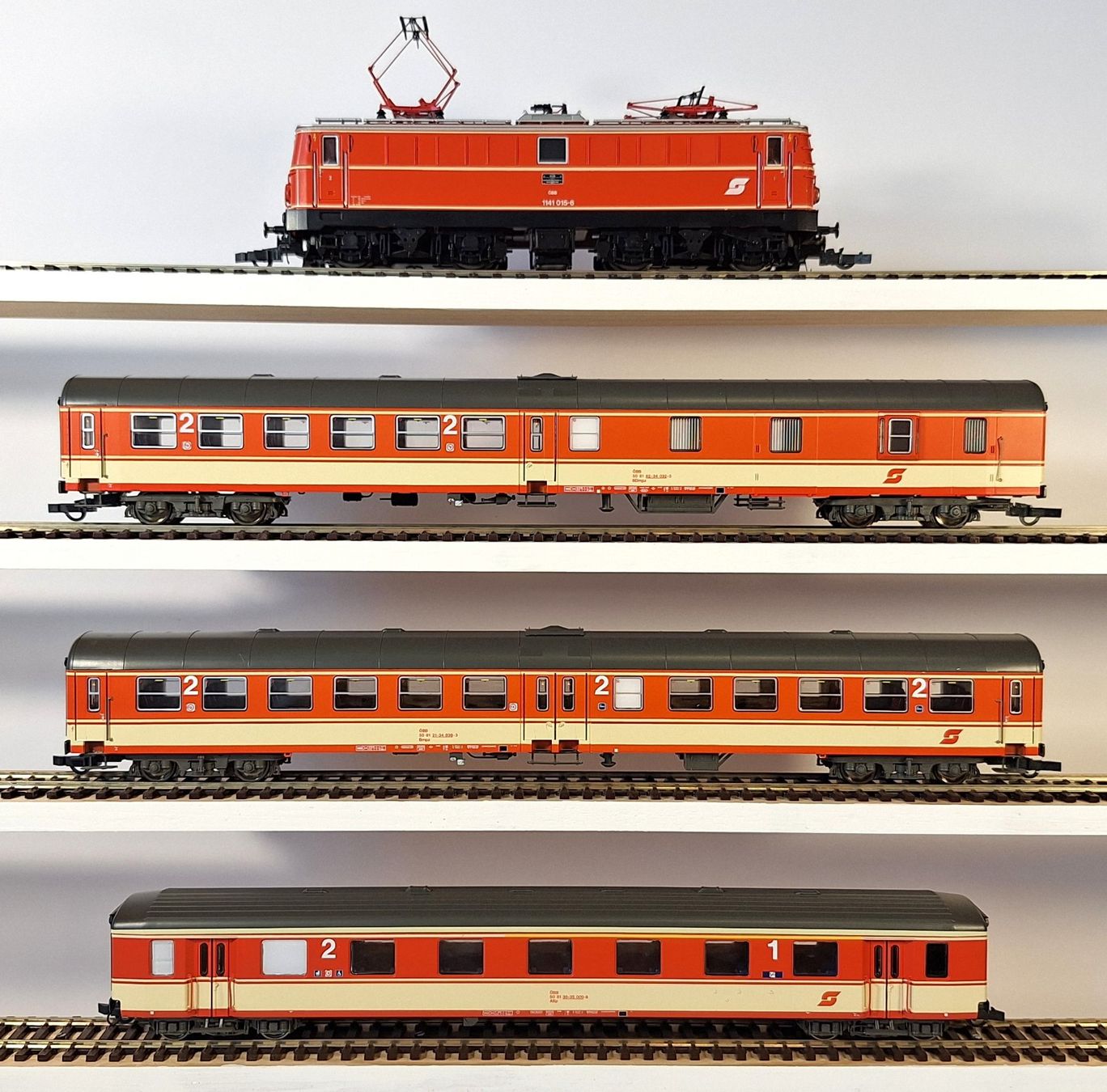 Roco Modellini di ferrovie: ÖBB 1141 mit Mitteleinstiegwagen Jaffa-Lackierung – Usato da Bern venduto da BahnliebhaberRe420 1