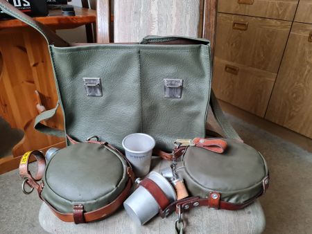 Zwei Lebelflaschen in Sanitetertasche