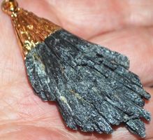Anhänger L-1899 – Schwarzer Turmalin goldig eingefasst 65x30