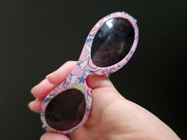 Sonnenbrille Baby pink bunter Aufdruck mit Band 