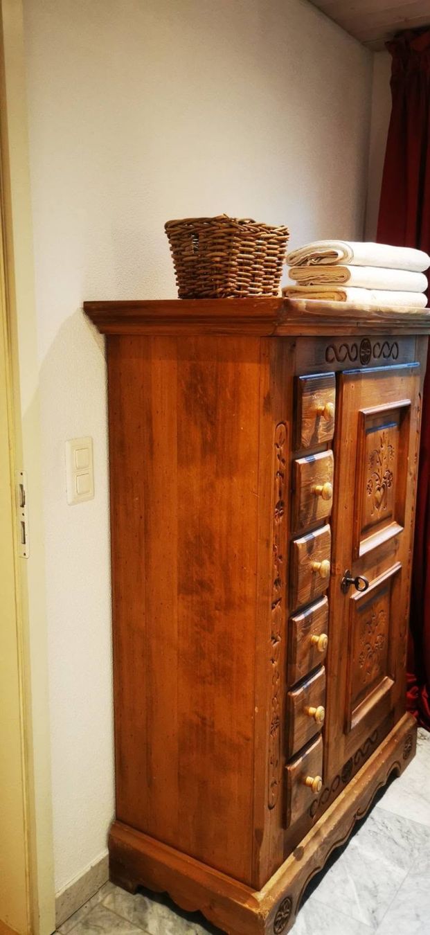 Voglauer Armadi: Bauernschrank geschnitzt – Usato da Wiliberg venduto da luxurylifestyle 1