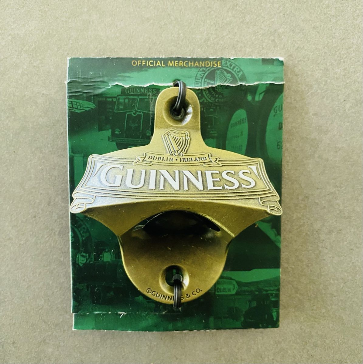 Elettrodomestici da cucina: Guinness Wandflaschenöffner Original – Nuovo e nell'imballaggio originale da Basel venduto da OffPitchCollective