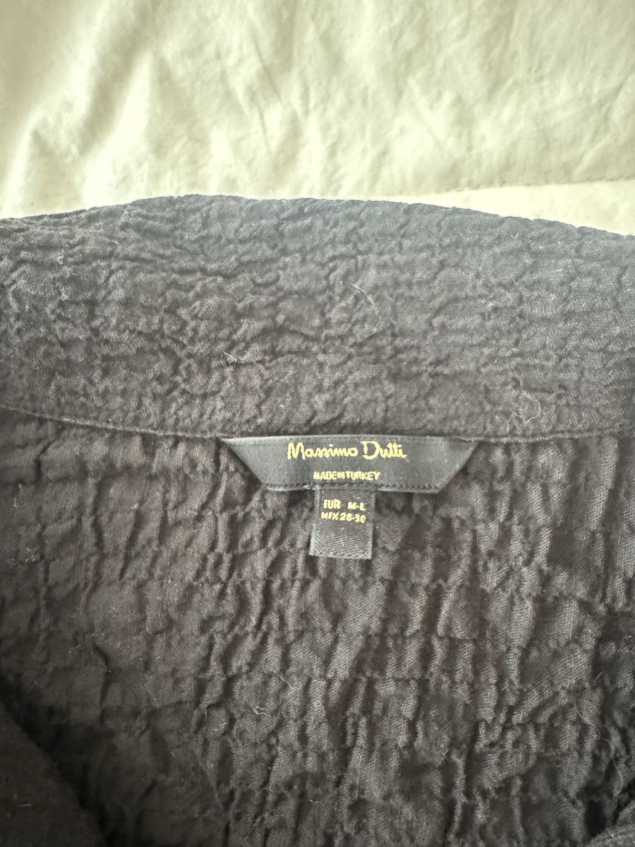 Massimo Dutti Blusen: Chemise Massimo Dutti noire texturée taille M/L, comme neuve – Gebraucht aus Genève von lejardindesvetements 2