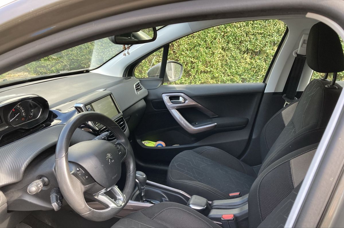 Peugeot Autos: Peugeot 2008 1.2 e STT beige met. – D'occasion à Riehen par Estello 7