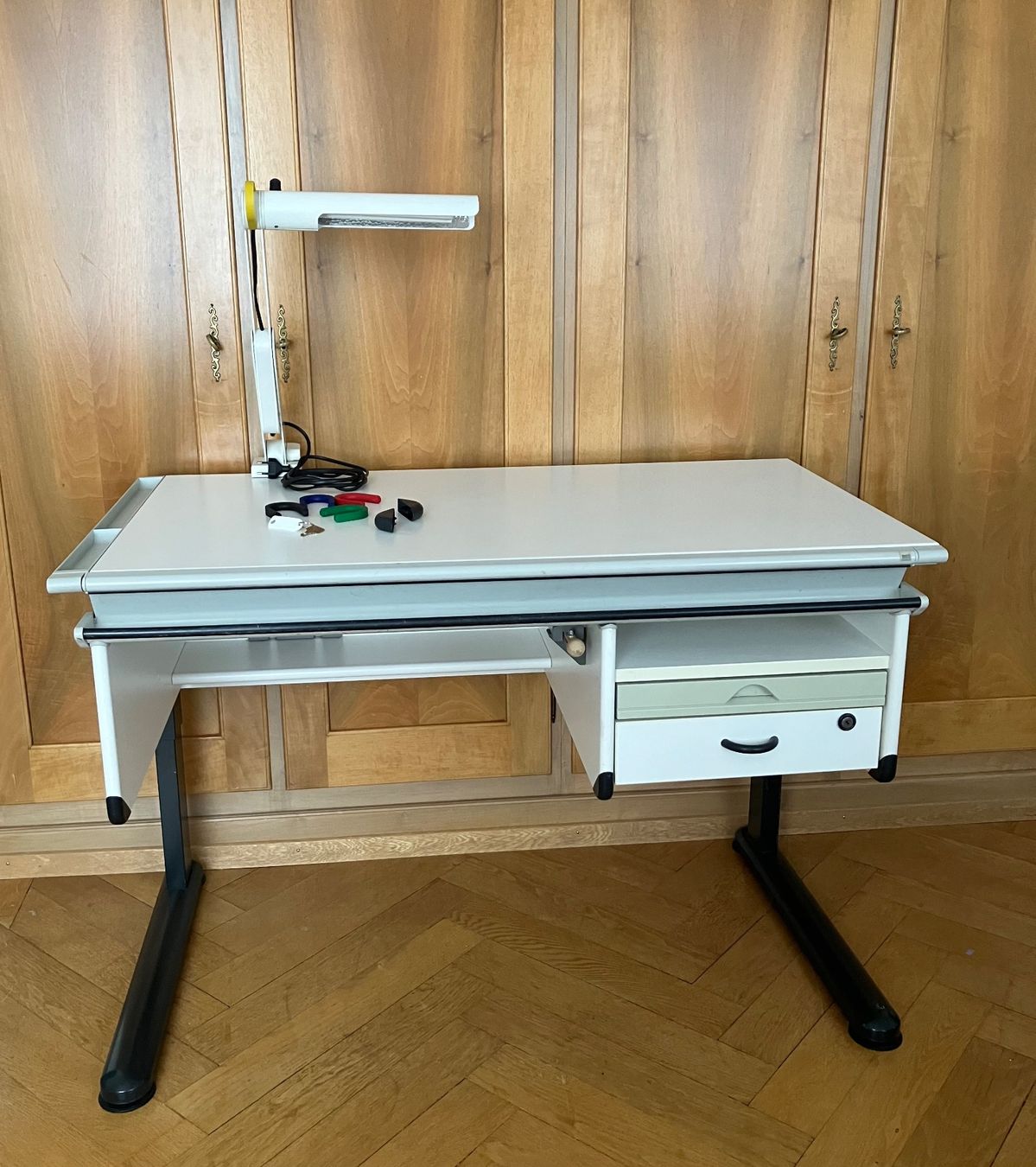Moll Schreibtische: MOLL - Pult mit MOLL - Tischlampe – Gebraucht aus Thun von Pustefix