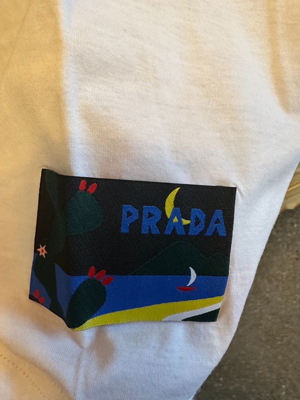 Prada T-shirt: Prada Print T-Shirt logo print size L – Usato da Mont-sur-Lausanne venduto da jolieresale 1