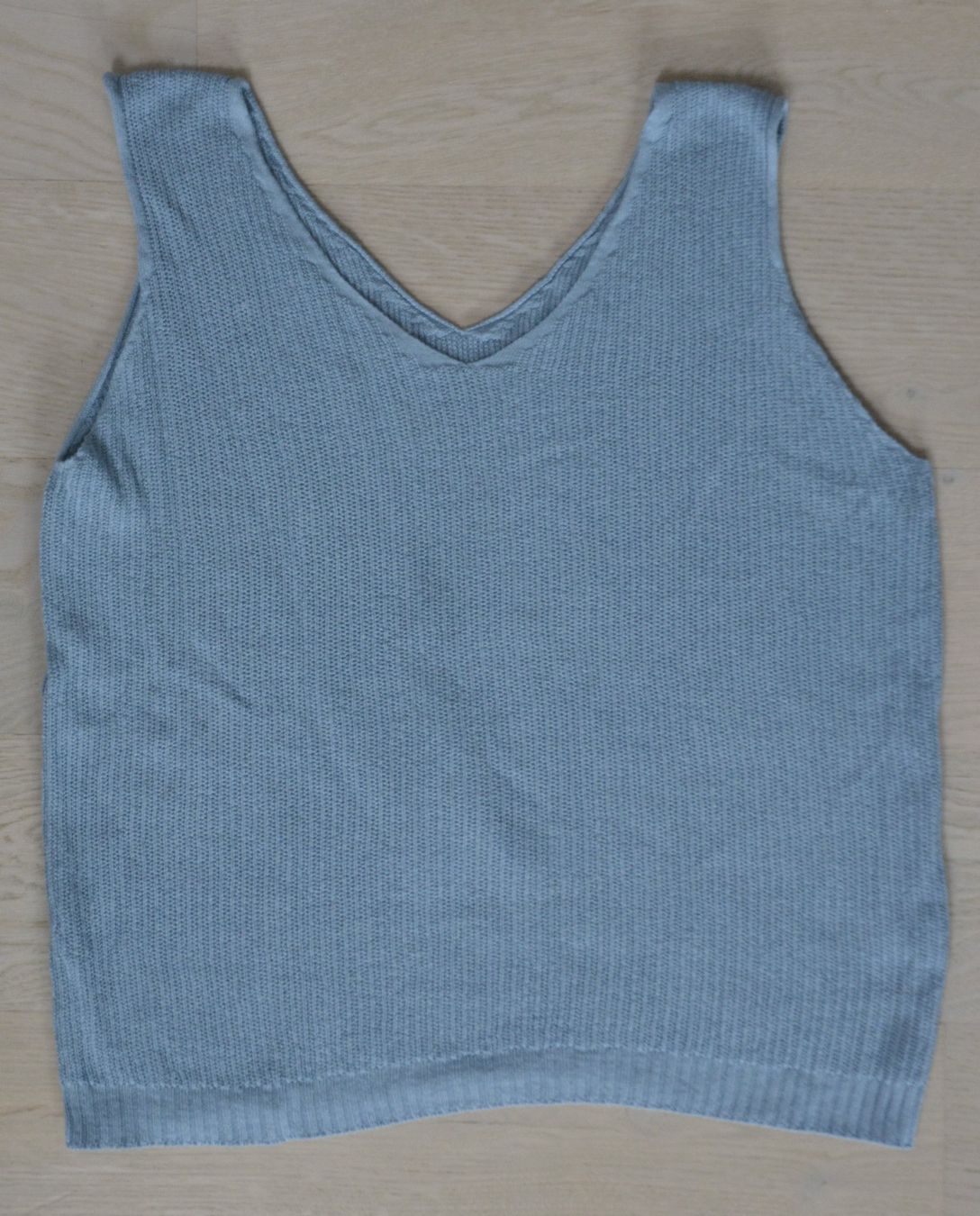 Top: Graublaues Top / Shirt mit Rippstruktur – Usato da Niederhasli venduto da littledrop