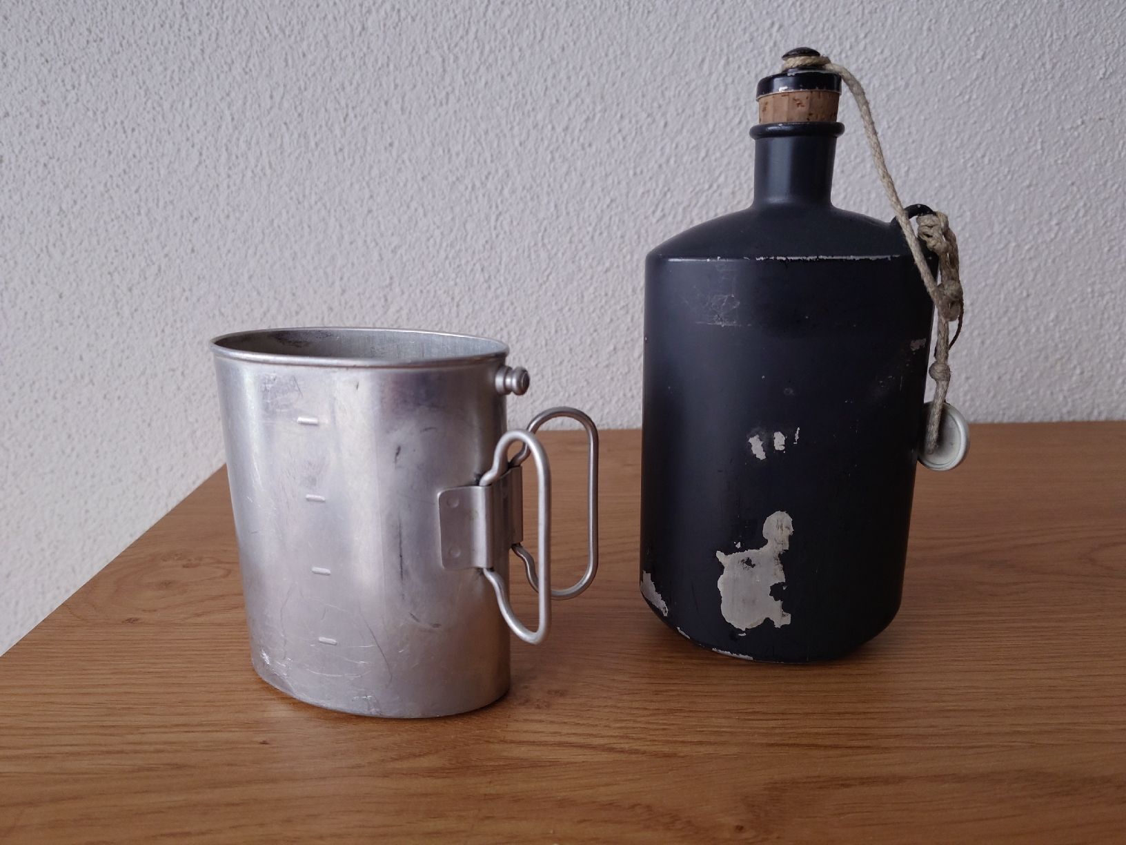 Schweizer Armee Attrezzatura & Pezzi di ricambio: Vintage Feldflasche mit Becher, Schweizer Armee, Top! – Usato da Nottwil venduto da cellogau 1