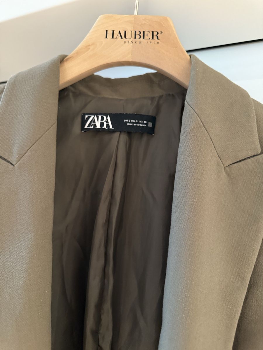 Zara Jacken: Zara Blazer in Khaki – Gebraucht aus Volketswil von habibeoez 1