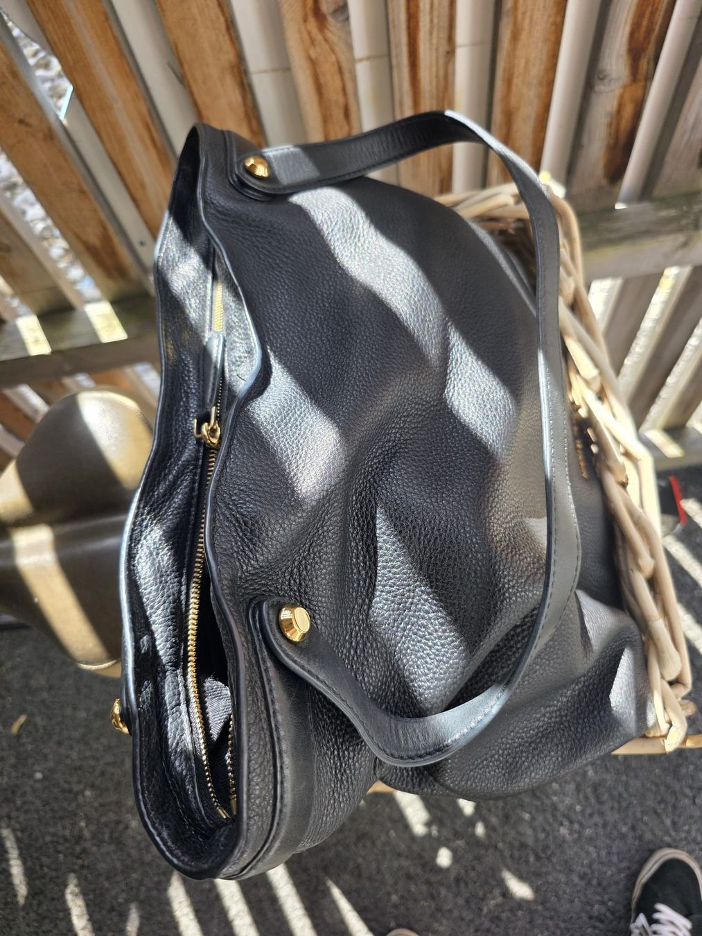 Michael Kors Borse da donna: Michael Kors Ledertasche schwarz/gold gebraucht – Usato da Kaegiswil venduto da Ruckis 5