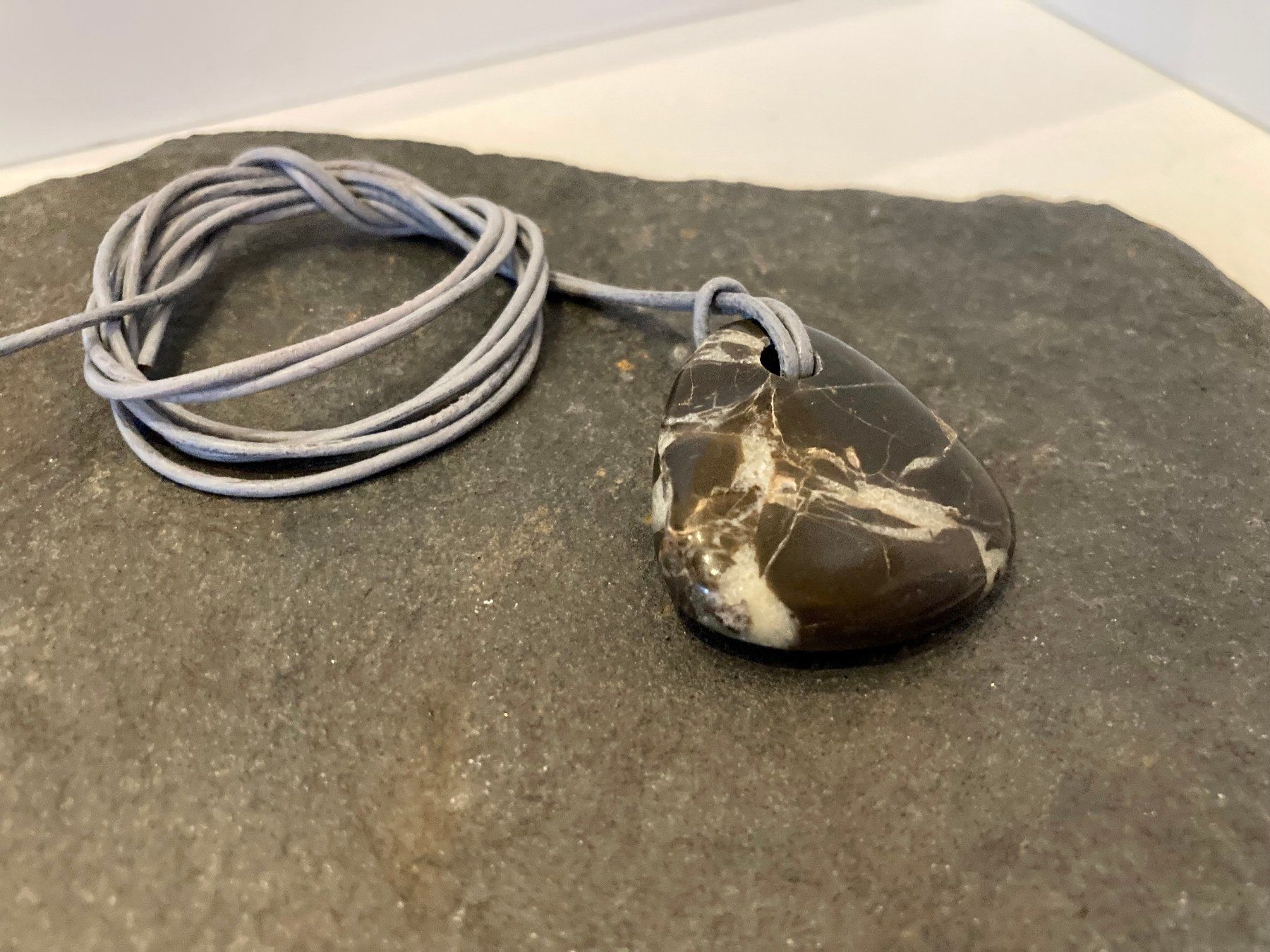 Ciondoli: Anhänger - Septarie  mit Lederkordel – Nuovo (secondo la descrizione) da Biberist venduto da tl-schmuck