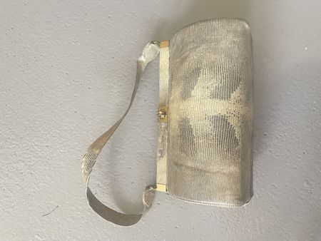 Handtasche Reptilienoptik grau goldfarbener Verschluss