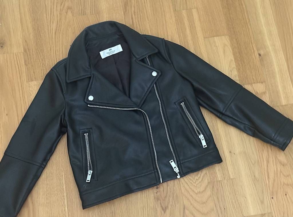 H&M Giacche: H&M Lederjacke Jacke schwarz 122 Mädchen – Usato da Küssnacht am Rigi venduto da car_9p8w