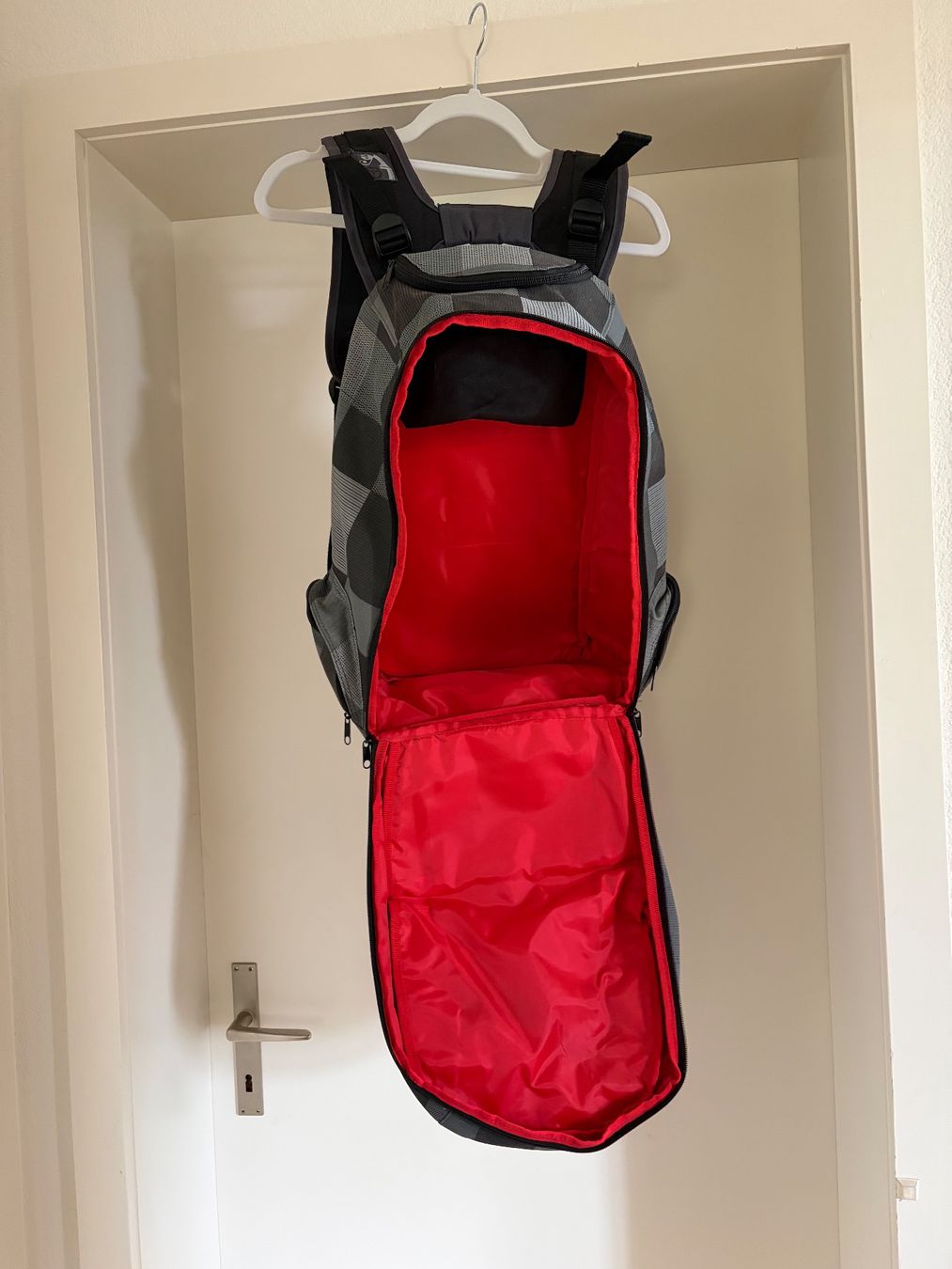Billabong Zaini: Billabong Rucksack mit rotem Innenfutter – Usato da Langnau am Albis venduto da jud_62d8 1