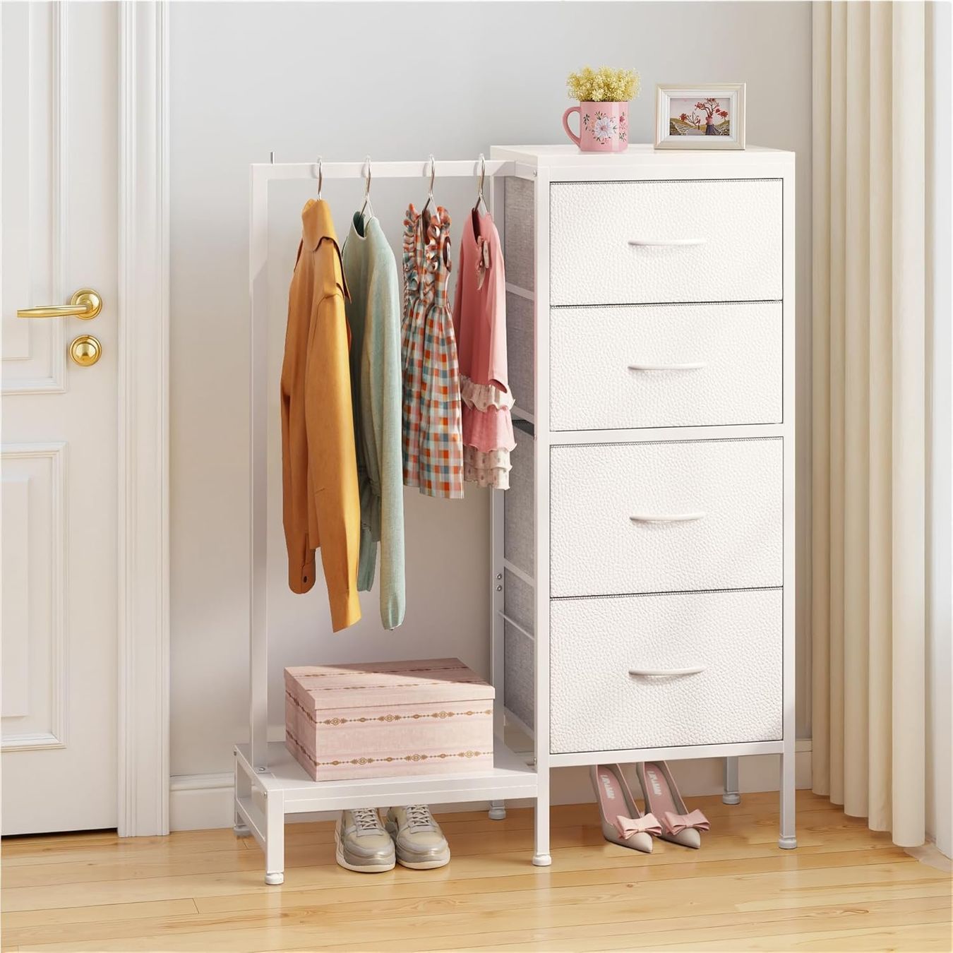 Cassettiere: Kommode mit 4 Schubladen Kleiderstange Weiss Schlafzimmer – Nuovo e nell'imballaggio originale da Neuhausen venduto da apo_zn9s 1