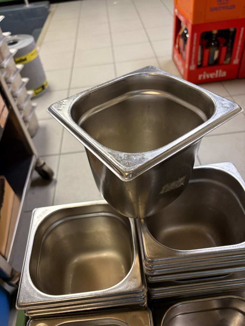 Komplettküchen: Gastronorm Einsätze 1/6 150mm – Gebraucht aus Rothrist von Pamosliq