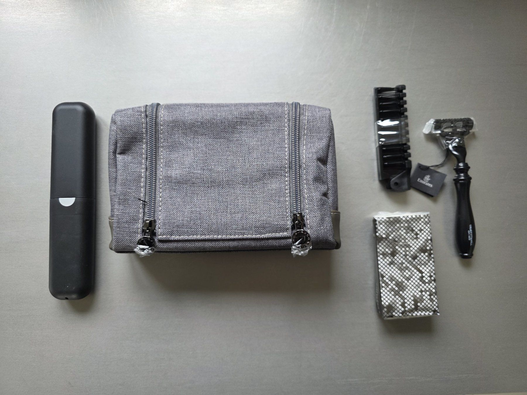 Custodie per cosmetici: Emirates Business Class Amenity Kit Men – Nuovo (secondo la descrizione) da Möriken AG venduto da Flamingo73 4
