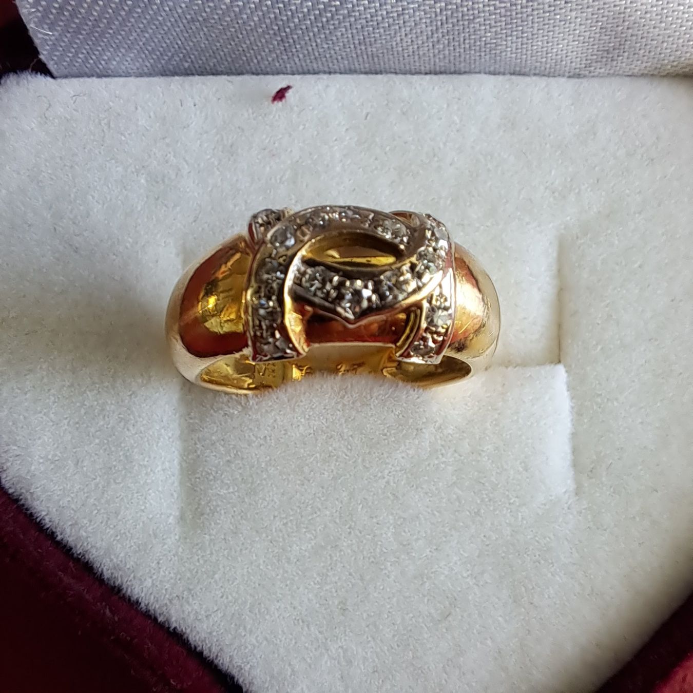 Ringe: Goldring mit kleinen Diamanten – Gebraucht aus Pfäffikon ZH von Valsangiaccomo