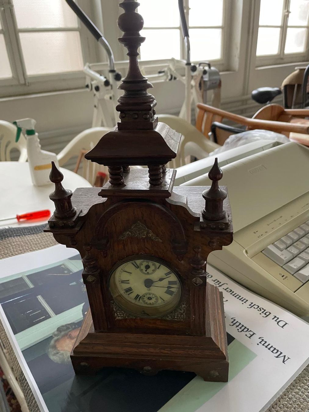 Orologi da terra & Orologi da parete: antike Uhr, mit Holz verkleidet – Usato da oberbuchsiten venduto da Stempelgasse11