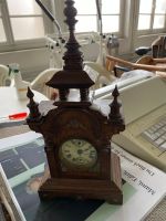 antike Uhr, mit Holz verkleidet