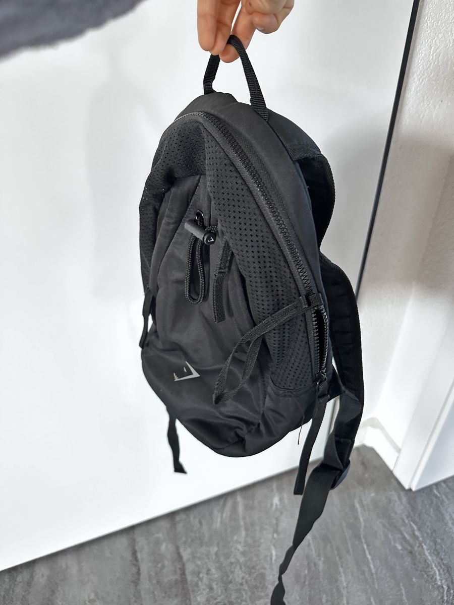 Zaini: Gymshark Mini-Rucksack in Schwarz – Usato da Bern venduto da WiederWert
