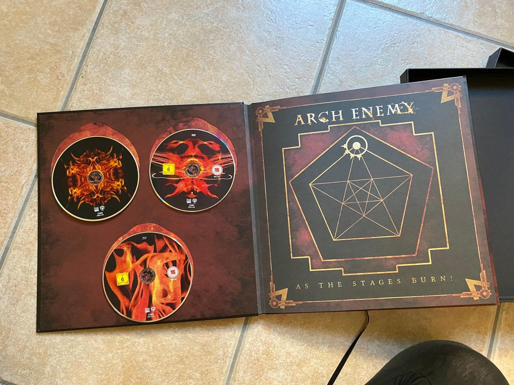 CDs: Arch Enemy | As the Stage Burn ! || Box set, Limited edition – Gebraucht aus Monthey von fel_8fp5 2