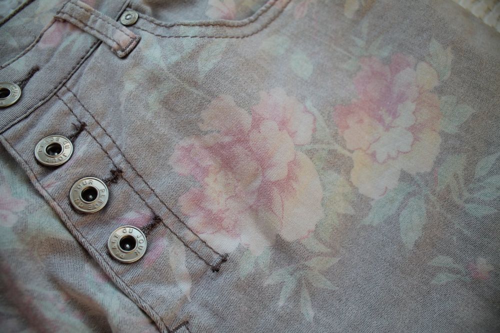 Stylische Sonnenblumen bedruckte Boho Denim Hose für Damen main image 1