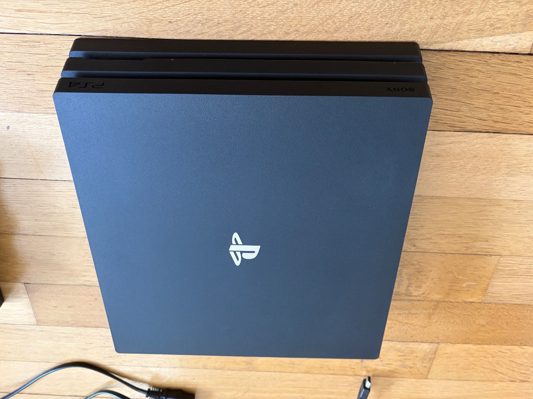 Sony Console: Sony PlayStation 4 Pro Console with Controller – Usato da Zürich venduto da Dany123_ 1