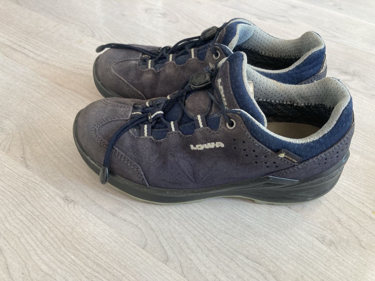 Lowa Schuhe für Mädchen: Trekkingschuh Lowa 33 – Gebraucht aus Amden von Karplusan